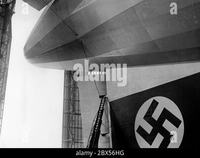 LZ 130 Graf Zeppelin II mit Hakenkreuzen auf den Ruder. Stockfoto