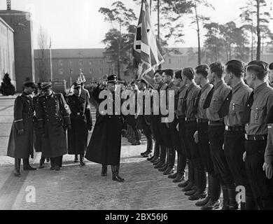 Reichsstudentin Gustav Scheel inspiziert die Studentenausbildung. Auf seiner linken Seite Standartenführer TRUMPF (Bereichsleiter Berlin). Scheel besucht die Studentenverbrüder und die studentische Führung der Hauptstadt. Deshalb fand eine Morgenfeier in der Kuppelhalle des Reichssportfeldes statt. Stockfoto