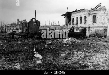 Schon zu Beginn der Umkreisschlacht wurde die ganze Stadt durch Artillerie zerstört. Nach dem Ende der Schlacht im Mai 1942 gab es keine intakten Häuser mehr in der Innenstadt. Während der Einkreisungsschlacht von Kholm verteidigte die Kampfgruppe Scherer die Stadt erfolgreich für 105 Tage. (Foto des Kriegsberichterstatters Richard Muck, der Anfang März in die Tasche flog). Stockfoto