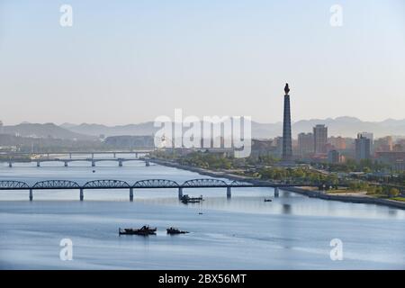 Pjöngjang, DPR Korea Nordkorea und Taedong River im Morgennebel. Blick auf die moderne Wohnanlage, Taedong Brücke, May Day Stadium und Juc Stockfoto