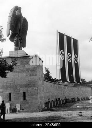 Während der Bauarbeiten in der Luitpoldarena wird für den Reichsparteitag eine Fahnenprobe mit drei Hakenkreuzfahnen durchgeführt. Links die souveränen Symbole: Kaiseradler mit Hakenkreuz. Stockfoto