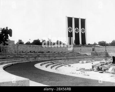 Während der Bauarbeiten in der Luitpoldarena wird für den Reichsparteitag eine Fahnenprobe mit drei Hakenkreuzfahnen durchgeführt. Links die souveränen Symbole: Kaiseradler mit Hakenkreuz. Stockfoto