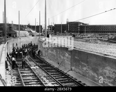 Blick auf die Bauarbeiten zur Verlegung der Tramgleise unter dem Boden in der Allersberger Straße und Bayernstraße. Dies wird so durchgeführt, dass die Straßenbahn nicht durch die Marschsäulen der SS-Kasernen und die Massen, die an den Kundgebungen auf dem benachbarten Reichsparteitagsgelände teilnehmen, in ihrem Betrieb gestört wird. Stockfoto