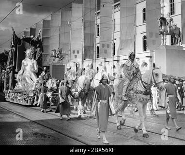 Anlässlich des Tages der deutschen Kunst findet in München unter dem Motto "die neue Zeit" eine Parade statt. Hier ist das Motiv der Donau zu sehen. Stockfoto