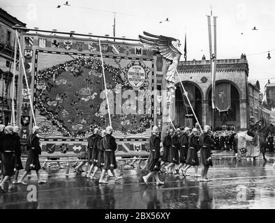 Anlässlich des Tages der Deutschen Kunst findet in München eine Parade statt. Das Bild zeigt eine Karte mit dem Sudetenland und dem Protektorat Böhmen und Mähren vor der Feldhernhalle am Odeonsplatz. Folgende Städte werden erwähnt: Aussig, Reichenberg, Cheb, Karlsbad, Pilsen, Prag, Koeniggraetz, Budweis, Iglau, Brno, Olmütz und Ostrava. Auf der Karte befinden sich auch Wappen und eine Kompassrose. Ein Adler hängt an der Vorderseite. Vor der Flagge befindet sich ein Pferd mit einer mit einem Hakenkreuz bestickten Pferdedecke. Stockfoto