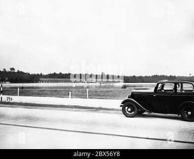 Blick von der Autobahn auf das Autobahnbad Mildensee bei der Eröffnung des Autobahnabschnitts (heute: A9) von Berlin nach Halle im Osten von Dessau. Stockfoto