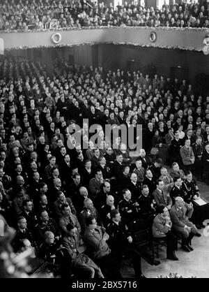 Publikum in der Weimarhalle in Weimar zur Eröffnung der "Woche des Deutschen Buches". Joseph Goebbels sitzt vorne rechts und Hanns Johst links in der überfüllten Halle. Stockfoto