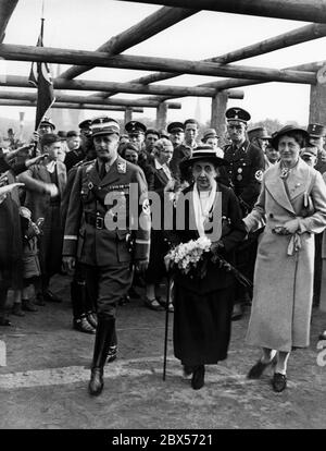 Obergruppenführer Dietrich von Jagow begleitet die Mutter des verstorbenen SA-Mitglieds Harry Anderssen zur Gedenktafel im neu eröffneten Harry Anderssen Park in Berlin-Kreuzberg. Stockfoto