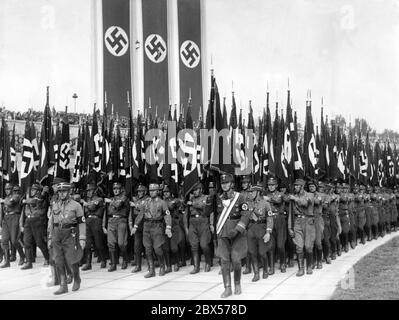Auf dem Reichsparteitag der Arbeit marschieren die Fahnenträger der Nazi-Organisationen auf dem Reichsparteiengelände in die Luitpoldarena. Stockfoto