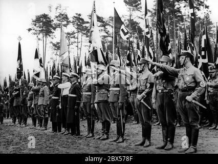 Bei der Eröffnung der NS-Kampfspiele und der Grundsteinlegung für das Deutsche Stadion werden Flaggendelegationen aus dem Reichsarbeitsdienst, Armee, Marine und Luftwaffe (von links nach rechts) aufgestellt. Stockfoto