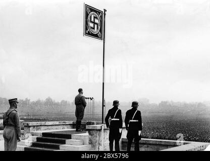 Adolf Hitler hält eine Rede beim großen Aufruf der SA, SS, NSKK und NSFK in der Nürnberger Luitpold Arena. Hinter ihm ist Viktor Lutze, rechts zwei Männer der SS. Stockfoto