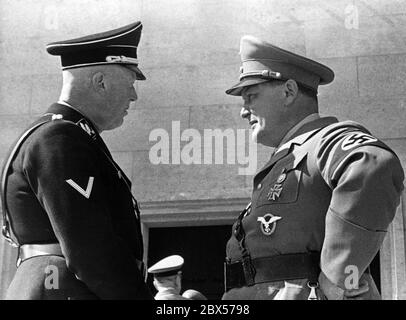 Hermann Goering (rechts) im Gespräch mit Staatssekretär Hans Heinrich Lammers vor der Luitpoldhalle zur Eröffnung der Nürnberger Rallye. Stockfoto