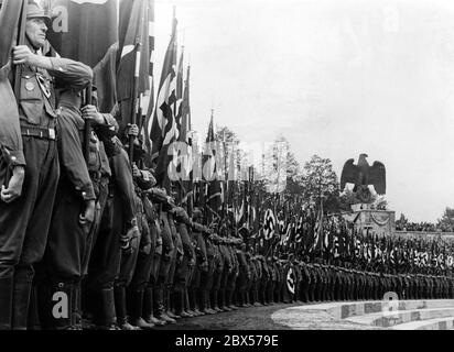 Während des marsches am SA-, SS- und NSKK-Tag zum Reichsparteitag der Arbeit standen die SA-Fahnenträger neben dem Podest über der Luitpold-Arena. Stockfoto