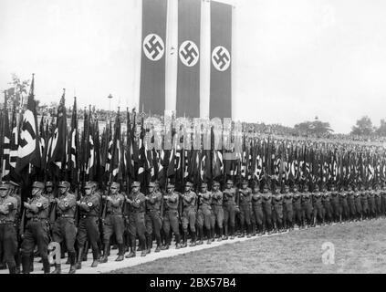 Anlässlich des Reichsparteitag der Arbeit findet in der Nürnberger Luitpoldarena auf dem Reichsparteiengelände ein "großer Rollaufruf der SA, SS, NSKK und NSFK" statt. Hier ein Blick auf die SA-Flaggenparade. Stockfoto