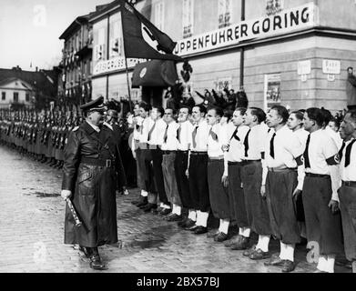 In Wiener Neustadt inspiziert Hermann Göring die Ehrengarde der Wehrmacht und der Parteimitglieder. Stockfoto