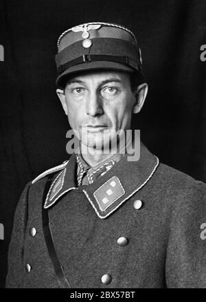 Ein Porträt des Malers Elk Eber in seiner SA Sturmführer Uniform. Stockfoto