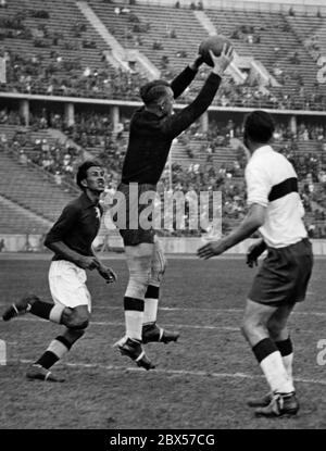 Ein Bild vom Fußballspiel zwischen der deutschen Nationalmannschaft und der SA-Repräsentationsteam während der Reichswettkaempfe in Berlin. Stockfoto