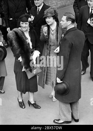 Königin Elizabeth und ihr Mann König Georg VI auf einer Tour durch die ärmeren Bezirke Battersea und Wandsworth. Stockfoto