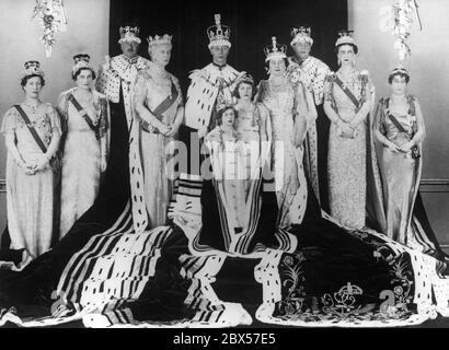 Von links nach rechts: Mary, Princess Royal, Alice, Herzogin von Gloucester und ihr Mann Henry, Duke of Gloucester, Queen Mary, King George VI, Princess Margaret Rose, Princess Elizabeth, Queen Elizabeth, George, der Duke von Kent, und seine Frau Marina, Duchess of Kent und Queen Maud von Norwegen. Stockfoto
