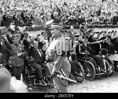 Hermann Göring begrüßt schwerbehinderte Menschen am 11.09.1938 nach seiner Ankunft vor dem Beginn der Parade auf dem Adolf-Hitler-Platz. Stockfoto