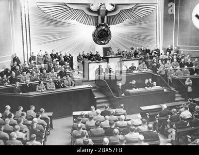 Adolf Hitlers Rede vor dem Reichstag in der Berliner Krolloper am 20. März 1938. Oben Hermann Göring als Bundespräsident, links in der Regierungsbank Johann Ludwig Graf Schwerin von Krosigk, Konstantin von Neurath, Joseph Goebbels, Wilhelm Frick, Joachim von Ribbentrop und Rudolf Hess, oben Erich Raeder, Wilhelm Ohnesorge, Julius Dorfmüller, Hans Frank, Franz Seldte, Hanns Kerrl, Bernhard Rust, Franz Guertner und Walther Funk, in der dritten Reihe Johannes Popitz, Otto Meissner, Walther von Brauchitsch und Wilhelm Keitel (alle von links nach rechts) Stockfoto