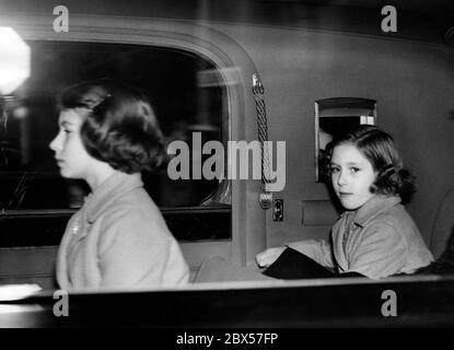 Prinzessin Margaret (rechts) mit ihrer Schwester Prinzessin Elizabeth (links) nach einem Besuch im Bath Club in der Dover Street. Stockfoto