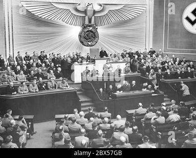 Hermann Göring bei der Abschlussrede im Reichstag am 18. März in der Berliner Krolloper. 1938. Links auf der Regierungsbank: Johann Ludwig Graf Schwerin von Krosigk, Konstantin von Neurath, Joseph Goebbels, Wilhelm Frick, Joachim von Ribbentrop, Rudolf Hess und Adolf Hitler, darüber Julius Dorpmüller, Hans Frank, Franz Seldte, Hanns Kerrl, Bernhard Rust, Franz Guertner und Walther Funk, In der dritten Reihe Johannes Popitz, Otto Meissner, Walther von Brauchitsch und Wilhelm Keitel (jeweils von links nach rechts) Stockfoto