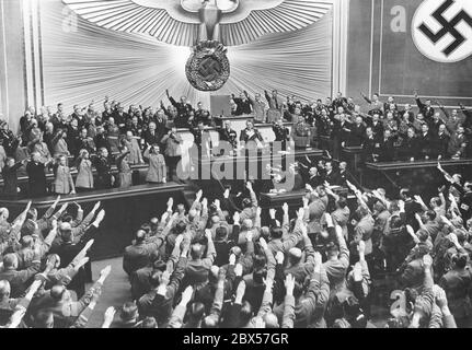 Nach einer Rede Adolf Hitlers vor dem "großen deutschen" Reichstag in der Kroll-Oper. Auf der Regierungsbank Johann Ludwig Graf Schwerin von Krosigk, Konstantin von Neurath, Joseph Goebbels, Wilhelm Frick, Joachim von Ribbentrop, Rudolf Hess und Hitler, darüber Erich Raeder, Wilhelm Ohnesorge, Julius Dompmüller, Hans Frank, Franz Seldte, Hanns Kerrl, Bernhard Rust, Franz Guertner und Walther Funk, In der dritten Reihe Johannes Popitz, Otto Meissner, Walther von Brauchitsch und Wilhelm Keitel (jeweils von links nach rechts) Stockfoto