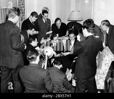Erzherzog Otto und sein Bruder Felix von Habsburg bei einem Interview in einem Hotel in New York. Stockfoto