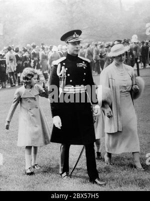 König Georg VI., Königin Elizabeth, Prinzessin Elizabeth und Prinzessin Margaret Rose ( versteckt) auf dem Weg zum Paradeplatz für die Präsentation der besonderen Krönungsmedaillen für die Dominions- und Kolonialtruppen, die bei seiner Krönung im Buckingham Palace präsentiert werden. Über 1500 Soldaten grüßen die königliche Familie. Stockfoto