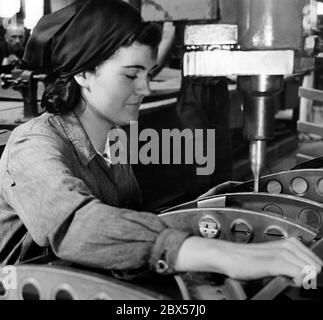 Eine junge Frau ist in der Flugzeugproduktion bei Messerschmitt beschäftigt. Stockfoto