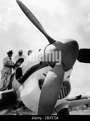 Auf dem Gelände der Junkers-Fabrik diskutiert der Einzelpilot einer Junkers Ju 87 Details eines Testfluges. Stockfoto