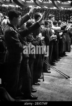 Nach der demagogischen Rede des Reichsministers für Propaganda Joseph Goebbels mit den berühmten Worten "Willst du totalen Krieg?" stehen einige der Anwesenden auf, um ihre Zustimmung mit dem Nazi-Gruß zu bekräftigen. Foto: Schwahn Stockfoto