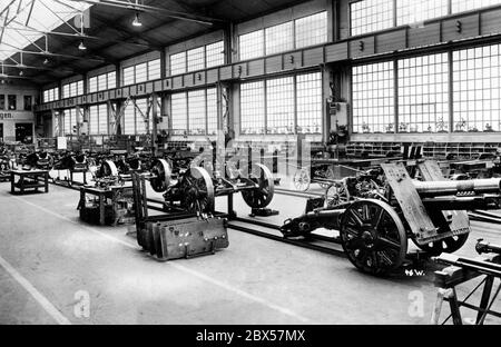 Verschiedene Arten von leichten und mittleren Geschützen für Infanterie in einer Produktionshalle in Düsseldorf. Rheinmetall wurde anlässlich seines 50-jährigen Bestehens geehrt. Stockfoto