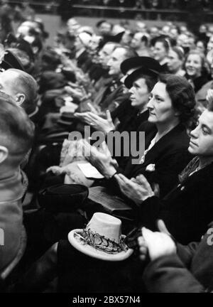 Das Publikum applaudiert nach der demagogischen Rede des Reichspropagandaministers Goebbels mit den berühmten Worten "Willst du totalen Krieg?". Foto: Schwahn Stockfoto