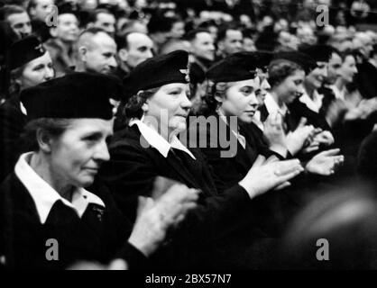 Nach der demagogischen Rede des Reichspropagandaministers Joseph Goebbels applaudiert das Publikum. Dieses Bild zeigt die Wehrmachtshelfer. Foto: Schwahn Stockfoto