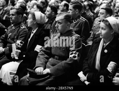 Bei der demagogischen Rede des Reichspropagandaministers Joseph Goebbels sind auch Schwestern des Roten Kreuzes und behinderte Mitglieder der Wehrmacht anwesend. Foto: Schwahn Stockfoto