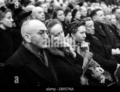 Dieses Foto zeigt einige der Zuschauer während der demagogischen Rede des Reichsministers für Propaganda Joseph Goebbels über den Totalkrieg. Foto: Schwahn Stockfoto