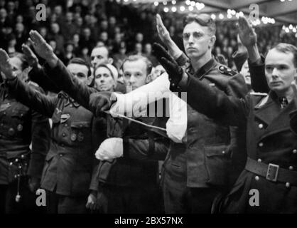 Nach der demagogischen Rede des Reichspropagandaministers Joseph Goebbels mit den berühmten Worten "Willst du totalen Krieg?" stehen einige der Anwesenden auf, um ihre Zustimmung zu bestätigen. Foto: Schwan Stockfoto