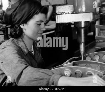 Eine junge Frau ist in der Flugzeugproduktion bei Messerschmitt beschäftigt. Stockfoto