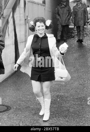 Lotti Krekel bei einem Fußballspiel in Mönchengladbach, Bundesliga, Saison 1970/1971, Borussia Mönchengladbach gegen 1. FC Köln 1: 1, Stadion am Bökelberg, Lotti Krekel betritt das Stadion. Stockfoto