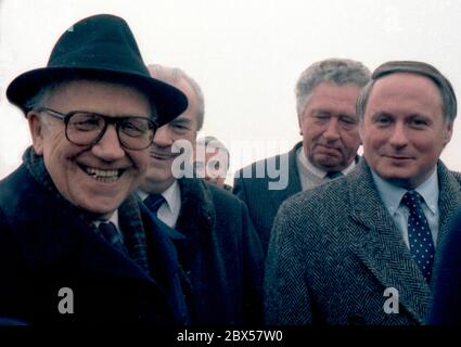Horst Sindermann: (05.09.1915 - 20.04.1990) DDR-Volkskammer-Präsident Horst Sindermann bei seinem Besuch in Saarbrücken 1986. Verlassen Sie den Flugplatz Saarbrücken-Ensheim durch den ehemaligen Ministerpräsidenten des Saarlandes, Oskar Lafontaine (SPD) rechts hinter Sindermann, dem ständigen Vertreter der DDR bei der Bundesregierung in Bonn, Ewald Moldt. Stockfoto