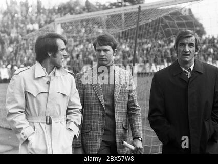 Wolfgang Overath und Hannes Loehr in Zivilkleidung beim Gespräch, Bundesliga, Saison 1970/1971, Borussia Mönchengladbach gegen 1. FC Köln 1:1, Stadion am Boekelberg. Stockfoto