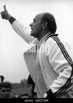 Trainer Adi Preissler beim Aufstiegsspiel zur Bundesliga 1969/1970, RWO gegen Freiburg, Regionalliga West, Saison 1968/1969, Rot-Weiss Oberhausen gegen FC Freiburg 0: 0, Niederrheinstadion, Oberhausen-Trainer Adi Preissler zeigt die Spielzeit an, es ist noch eine Minute des Spiels. Stockfoto