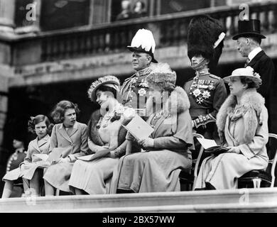 Von links nach rechts: Prinzessin Margaret Rose, Prinzessin Elizabeth, Königin Elizabeth, Königin Mutter Maria und Prinzessin Maria, Schwester von König Georg VI. Bei der Zeremonie der Farbpräsentation von Georg VI. Stockfoto