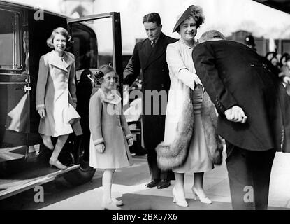 Königin Elizabeth (rechts) begleitet von ihren beiden Kindern Elizabeth (II, links) und Margaret Rose bei der Ankunft am National Festival of the Schools Musical Festival of England in der Royal Albert Hall in London. Stockfoto