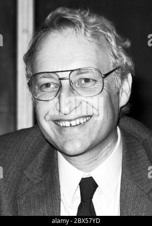 Edmund Stoiber - (28.09.1941) Bayerischer CSU-Politiker in seiner früheren Funktion als Staatssekretär und Leiter der Bayerischen Staatskanzlei bei einer CSU-Veranstaltung am 22.01.1983 in München, seit 1993 Ministerpräsident des Freistaates Bayern, seit 1999 Vorsitzender der CSU, 2002 Kanzlerkandidat der CDU/CSU bei der Bundestagswahl. Stockfoto