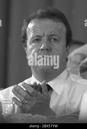 Gerold Tandler - * 12.08.1936, ein bayerischer CSU-Politiker und Staatsminister beim 43. CSU-Parteitag am 16.07. 1983 in München. Zwischen 1971 - 1978 Generalsekretär der CSU, 1978 - 1982 Minister des Innern Bayerns, 1982 - 1983 Vorsitzender der CSU-Parlamentarischen Gruppe, 1983 - 1988 Generalsekretär der CSU, 1988 - 1989 Minister für Wirtschaft in Bayern, 1989 - 1990 Finanzminister Bayern, 1990 - 2001 Mitglied des Vorstands der Linde AG. Stockfoto