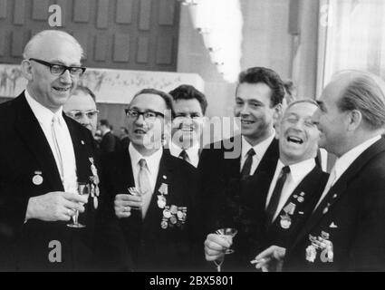 Gerhard Probst, Der stellvertretende Minister für Post und Telekommunikation in der DDR (links) und das Kollektiv der Bauleitung erhalten nach der rechtzeitigen Fertigstellung des Fernsehturms Berlin zum 20. Jahrestag der DDR den Patriotischen Verdienstorden und das Banner der Arbeit im Gebäude des Staatsrates Der DDR. Foto vom 15. Oktober 1972. Stockfoto
