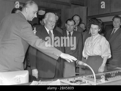 Der Präsident der DDR, Wilhelm Pieck, besuchte am 27. Mai 1956 den Rundfunk der DDR in der Nalepastraße in Berlin-Oberschoeneweide, wo alle Radioprogramme der DDR (Radio DDR, Stimme der DDR, Deutschlandsender, Berliner Rundfunk, Berliner Welle und der Auslandsradio Radio Berlin International RBI) Wurden bis 1990 produziert. Pieck hört die Präsentation von Gerhard Probst, dem stellvertretenden Bundesminister für Post und Telekommunikation für Rundfunk und Fernsehen, in der Leitwarte der technischen Ausstattung. Stockfoto